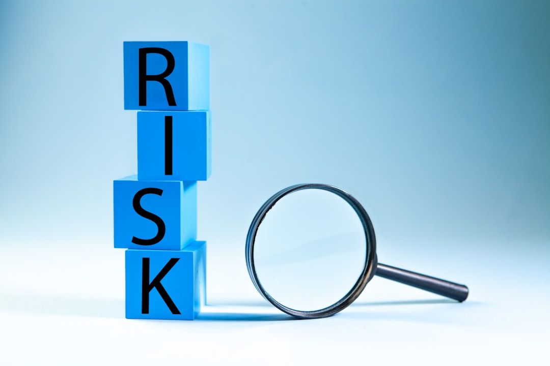 Blå klosser som staver RISK ved siden av et forstørrelsesglass.